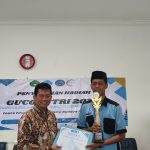 Khaesar Fatahllah (Kanan) menerima penghargaan langsung dari pihak penyelenggara lomba.
